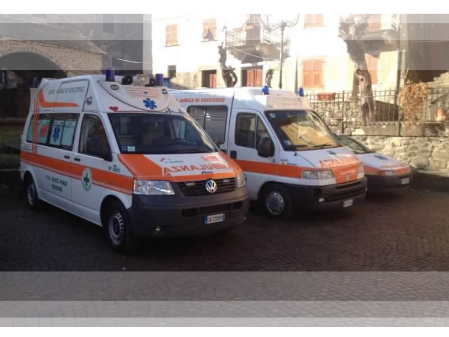 Piazza di pignone e ambulanze